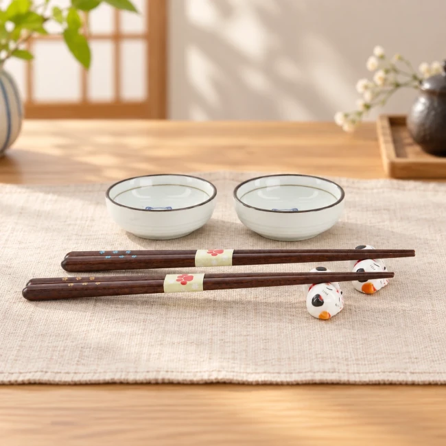 Coffret baguettes japonaises Neko et Maneki Neko - Modern and Past Coffret de baguettes japonaises Neko avec coupelles Maneki Neko - Modern and Past