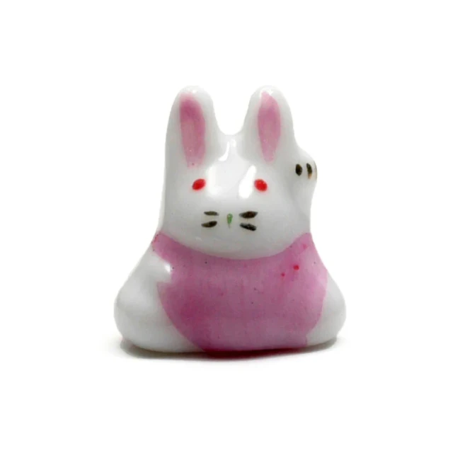 Figurines lapin Usagi heureux en porcelaine rose chez Modern and Past