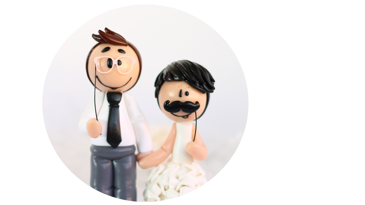 Figurine de mariage personnalisée représentant un couple qui tient une paire de lunettes et une moustache