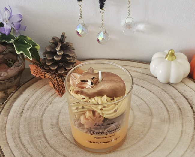 Bougie automne Cocon Sucré – L’Âme Sucrée Bougie artisanale Cocon Sucré avec décoration renard automnale