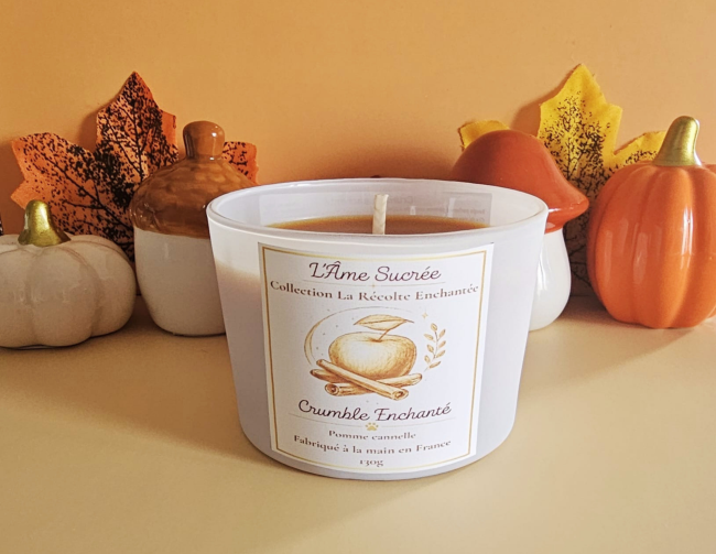 Crumble Enchanté – Bougie pomme cannelle 130 g Bougie Crumble Enchanté pomme cannelle 130 g – Le Trio Enchanté