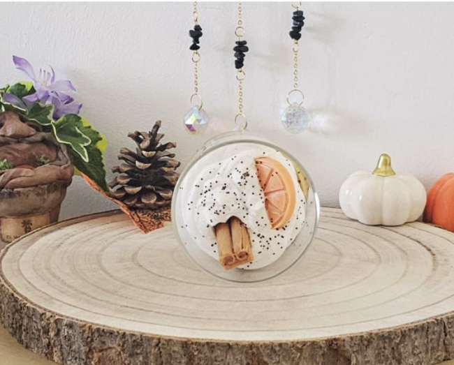 Bougie automne Thé Chaï Latte – L’Âme Sucrée Bougie artisanale Élixir d’Automne décor orange et cannelle