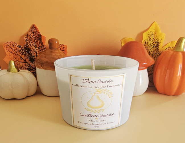 Cueillette Secrète – Bougie parfumée 130 g Bougie Cueillette Secrète poire et fruits rouges 130 g – Le Trio Enchanté