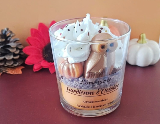 Gardienne d’Octobre – Décor chouette et citrouille Bougie Gardienne d’Octobre avec chouette et décor automnal