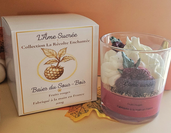 Baies du Sous-Bois – Bougie artisanale avec son emballage Bougie Baies du Sous-Bois fruits rouges avec son emballage
