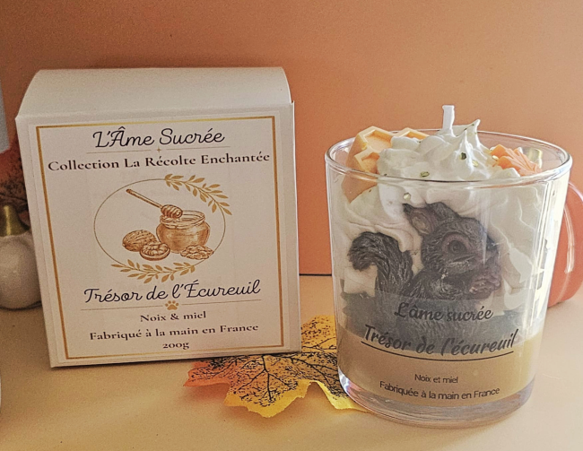 Bougie Trésor de l’Écureuil noix et miel avec son emballage