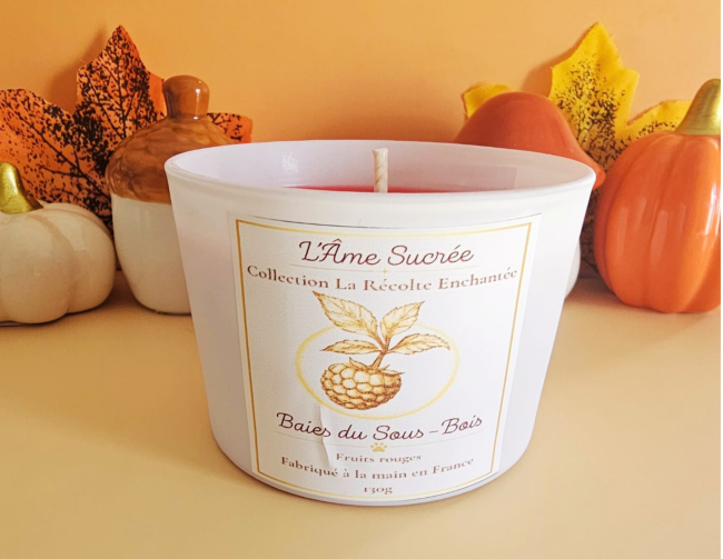 Baies du Sous-Bois – Bougie fruits rouges 130 g Bougie Baies du Sous-Bois fruits rouges 130 g – Le Trio Enchanté