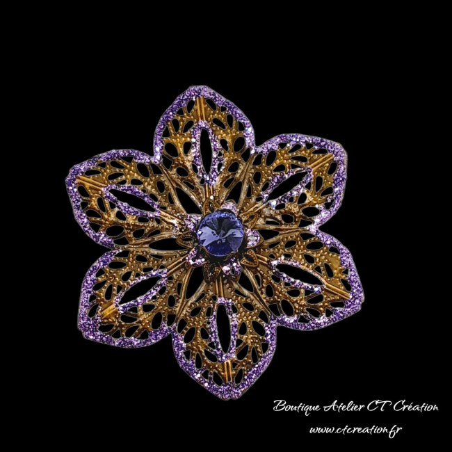 Broche florale parme