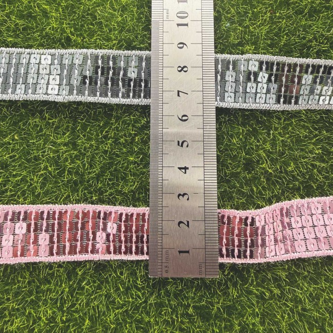 Ajoutez de l’éclat à vos créations avec ce galon, rose ou gris au choix, vendus par lot de 3 mètres