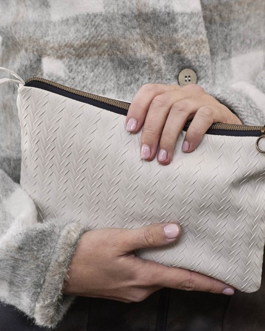 Exemple de pochette cousue avec le simili à chevrons couleur ivoire