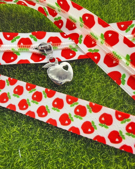 curseur pomme métal argenté monté sur fermeture éclair pomme avec sangle assortie