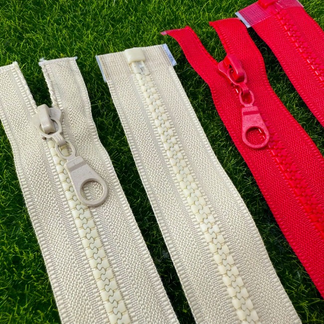 gros plan des deux couleurs de zip séparable 60cmbeige et rouge