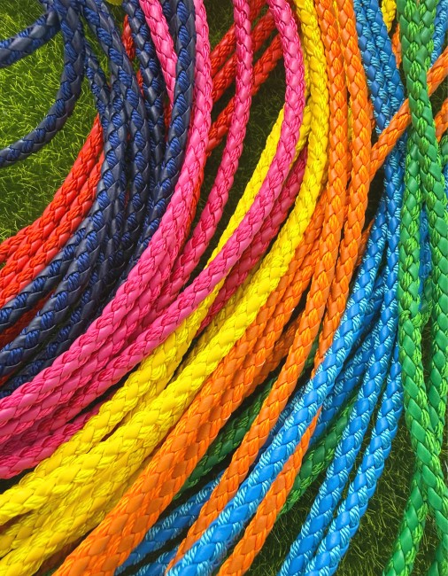 Cordon en simili, épais et solide grâce à sa tresse de 5 millimètre de diamètre