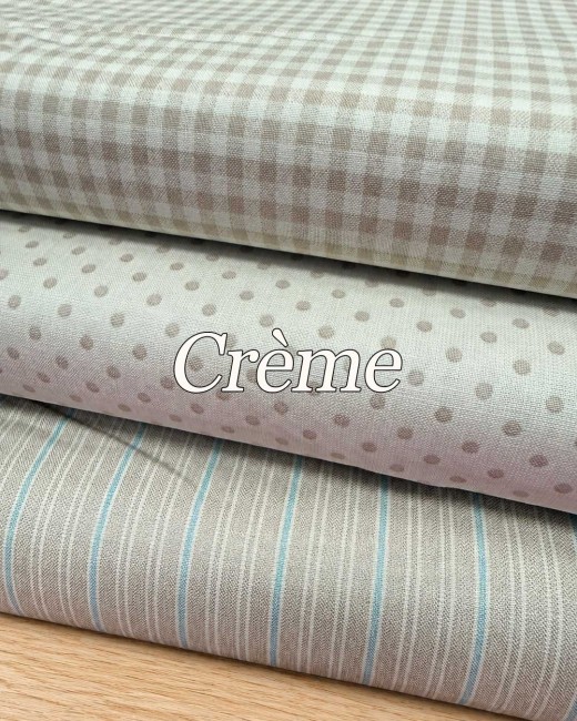 "Trois tissus coton Quiltessential Minis crème : vichy beige, petits pois et fines rayures à touches bleu pâle, sur fond bois."