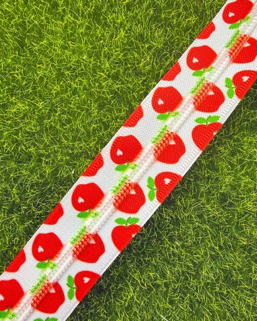 zip motif pommes rouge nylon #6 au mètre