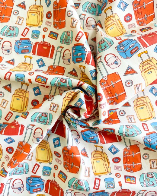 "Voyagez en couture avec ce joli coton Oeko-Tex aux motifs bagages et timbres"