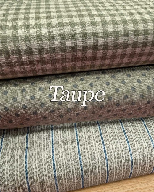 "Trois tissus coton Quiltessential Minis taupe : vichy, petits pois foncés et fines rayures à touches bleues, sur fond bois."