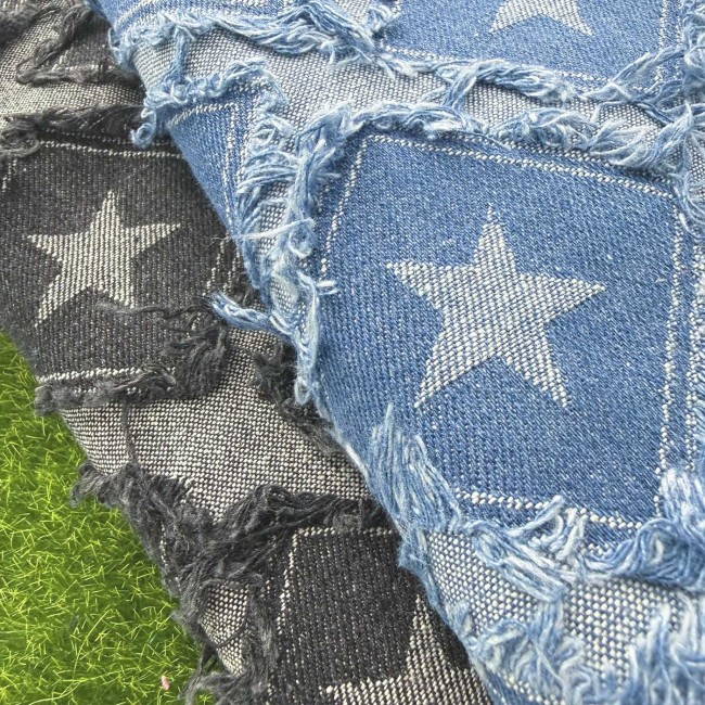 Gros plan des jeans étoilés bleu et noir