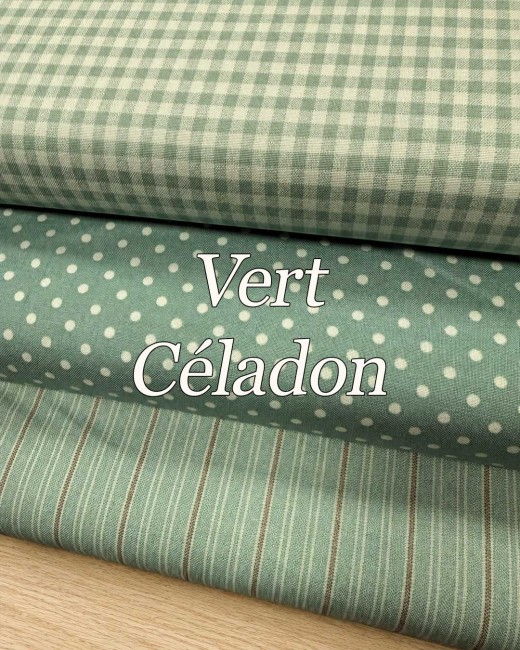 "Trois tissus coton Quiltessential Minis vert céladon assortis : vichy, petits pois et fines rayures, sur fond bois."