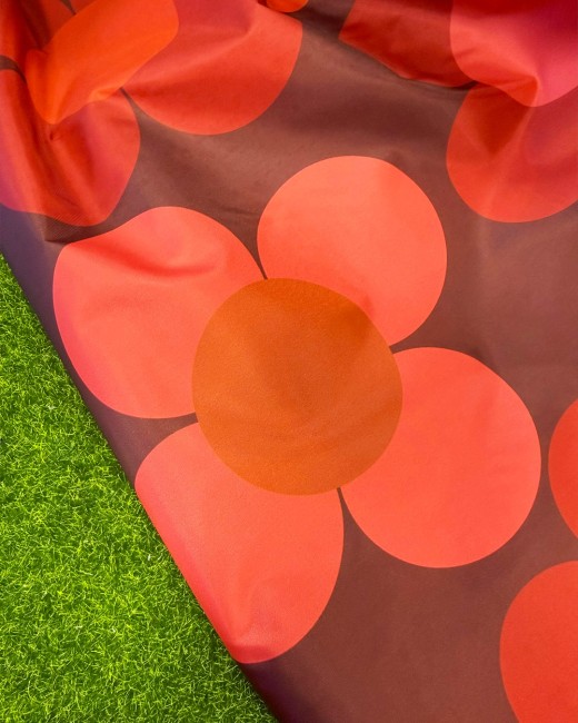 tissu déperlant motif grandes fleurs rouges