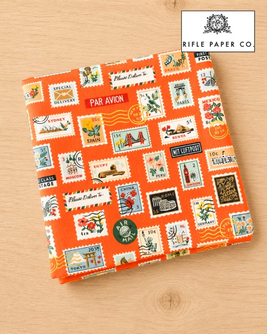 Tissu Bon Voyage Rifle Paper Co. – motif timbres sur fond orangé avec dorures