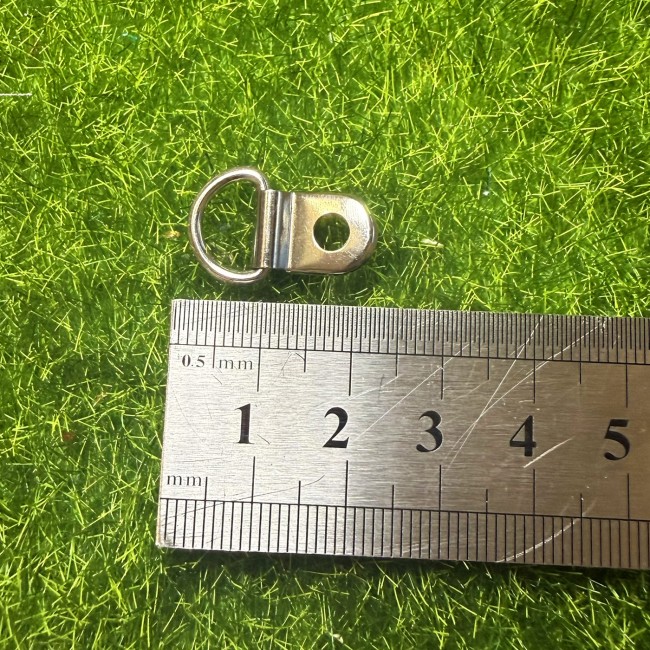 Attaches métalliques à riveter avec anneau demi lune