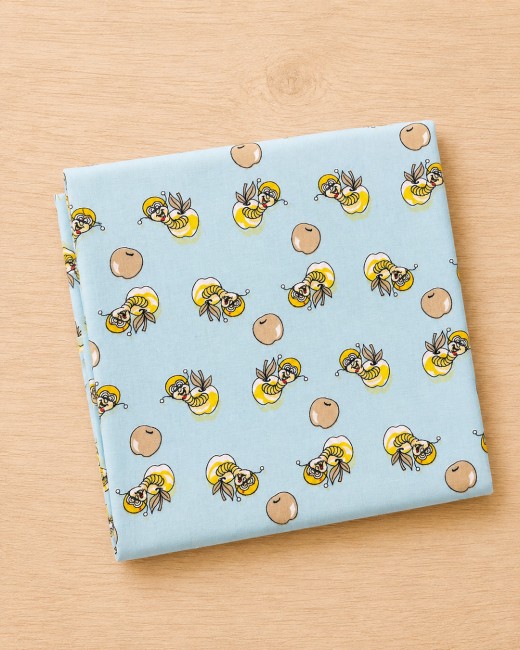 Coupon tissu popeline avec Pommes et chenilles sur fond bleu pastel 100% coton, 50x150 cm
