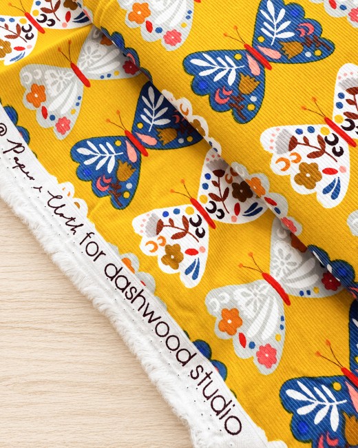 Tissu velours milleraies Dashwood Studio – papillons fond moutarde