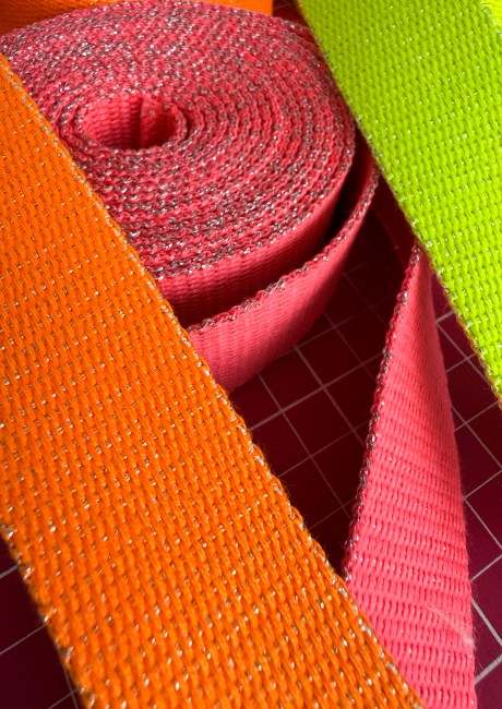 Gros plan sur le tissage et le fil lurex argenté