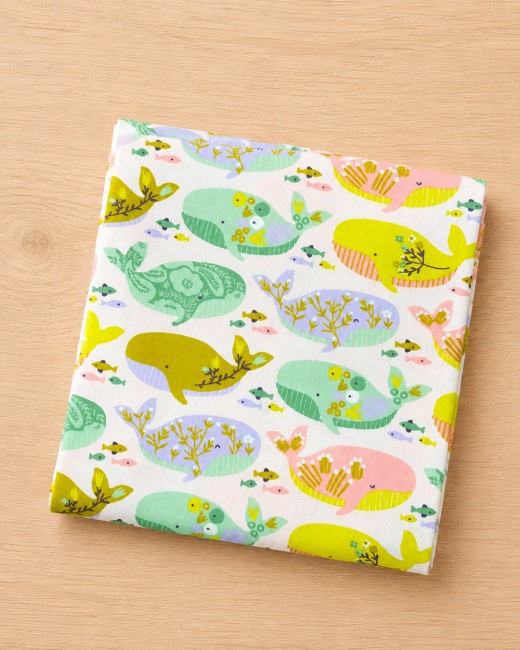 Popeline coton certifiées GOTS aux motifs baleines sur fond rose