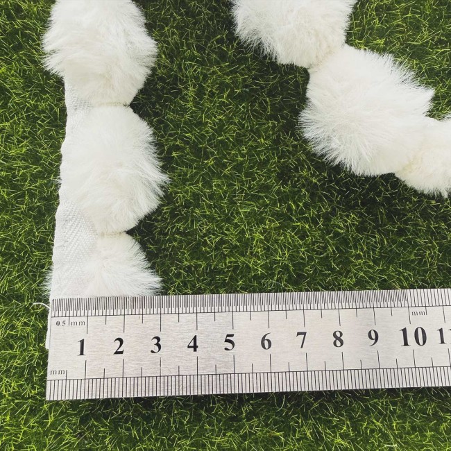 Pompons blancs en fourrure synthétique toute douce !