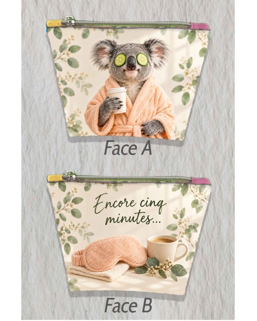 Un koala en peignoir et une pause café imprimés sur coton ou simili. "Un koala en peignoir et une pause café imprimés sur coton ou simili."