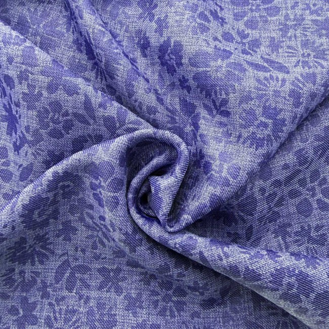 tissu effet chambray bleu motif fleuri