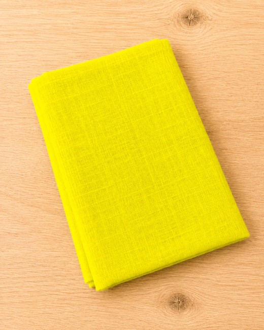 Tissu 100% coton jaune uni, non extensible. Sa trame apparente lui donne un bel effet naturel.