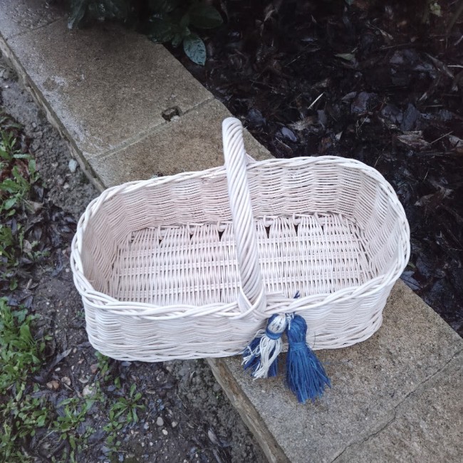 panier rectangle ecru 2 pompons bleus 7