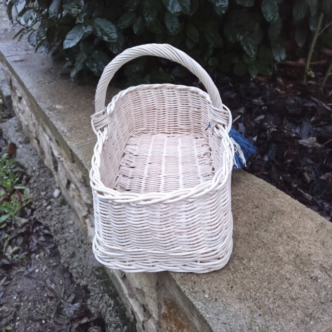 panier rectangle ecru 2 pompons bleus 6