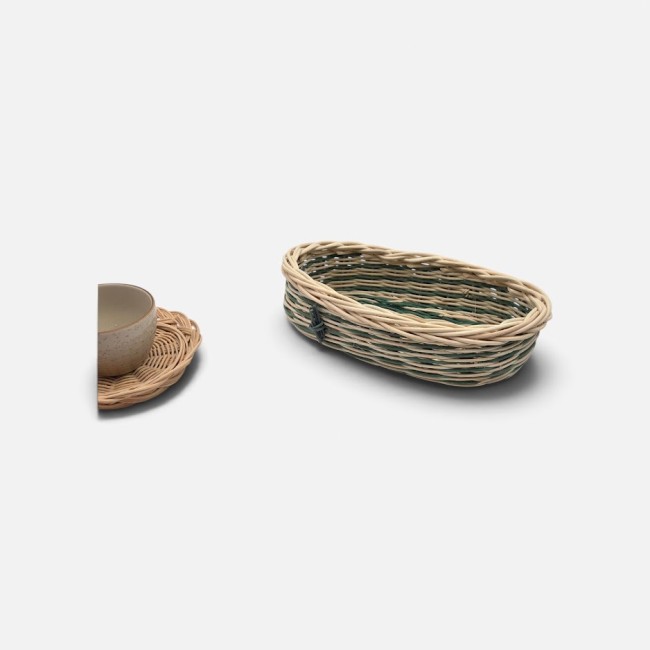Petite corbeille à pain allongée - vide-poche - panière en rotin écru et vert  - tressé main