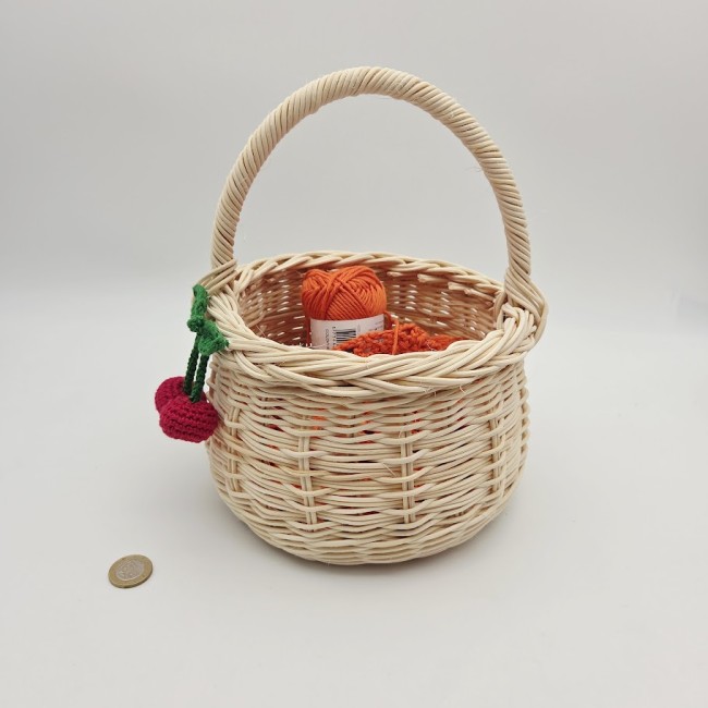 Petit panier rond  en rotin naturel écru - décorations  cerises -...