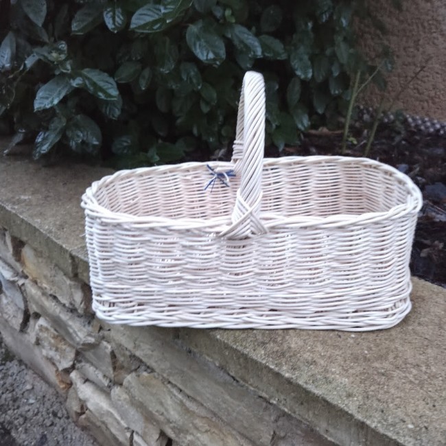 panier rectangle ecru 2 pompons bleus 5