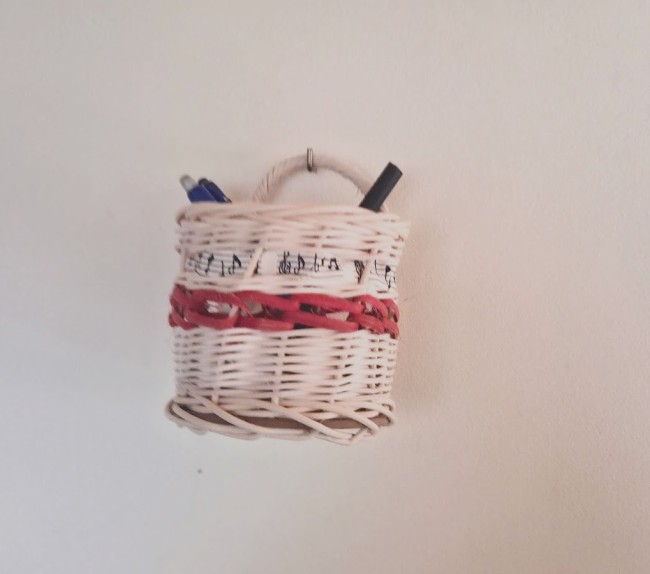 pot a crayons rotin anse ecru et rouge ruban musique 2