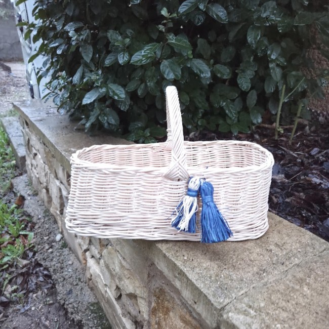 panier rectangle ecru 2 pompons bleus 4