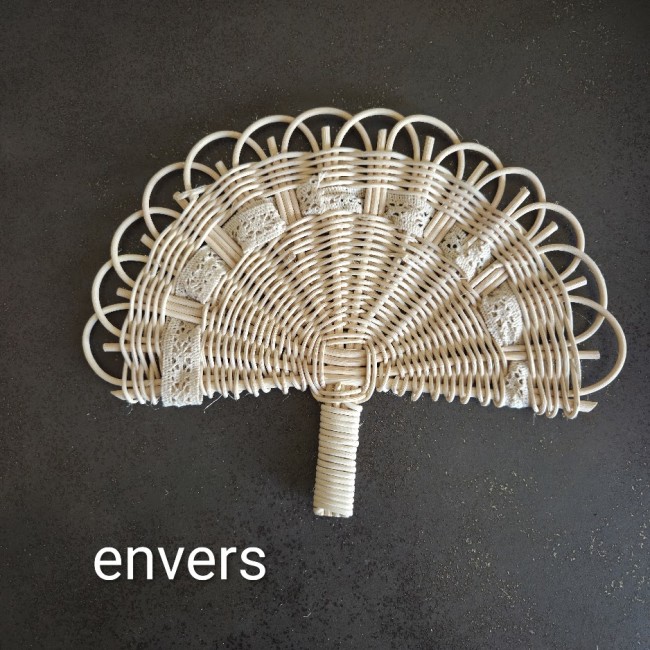 eventail broderie anglaise envers