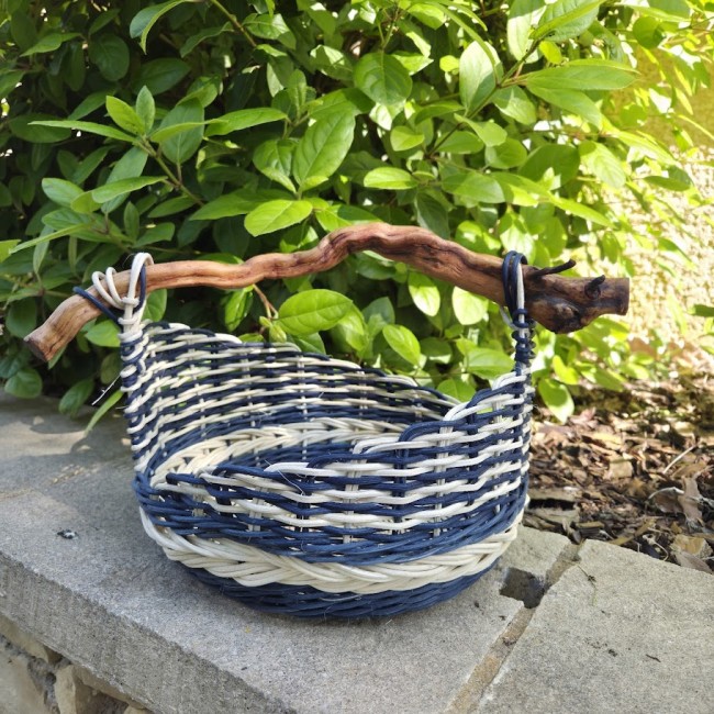 Panier asymétrique bleu marine et écru en rotin naturel - anse bois...