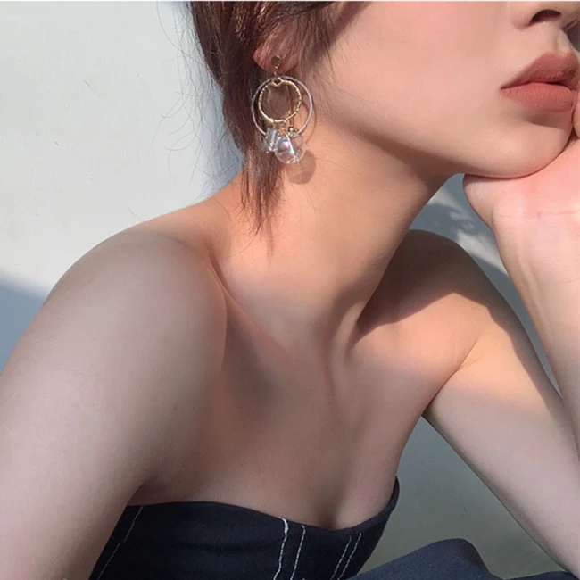 Boucles d'oreilles anneau et perle irisée — Doré