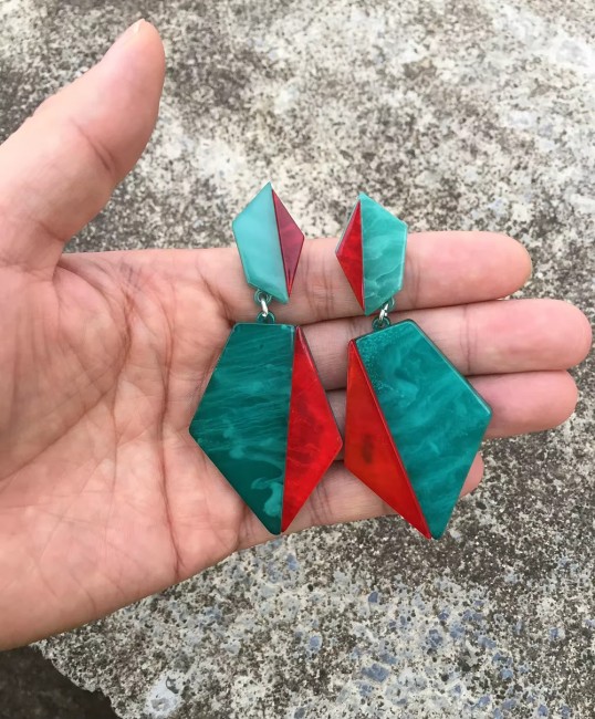 Boucles doreilles géométrique en résine