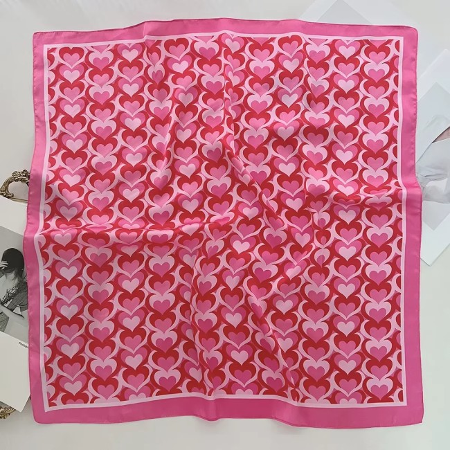 Foulard rose à cœurs – Carré satiné 70x70 cm plein de charme