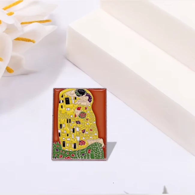 Broche pin's artistique inspirée de Le Baiser de Klimt – Vue de face