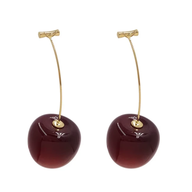 Boucles-d_oreilles-longues-pendantes-cerise-rouge-foncé-portées-—-résine-acrylique