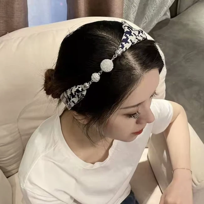 Foulard bijou Van Gogh porté en bandeau – Fermoir strass sur le dessus de la tête