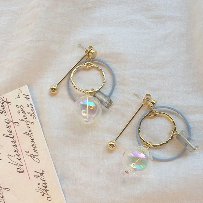 Boucles d'oreilles rondes anneau et perle irisée dorée